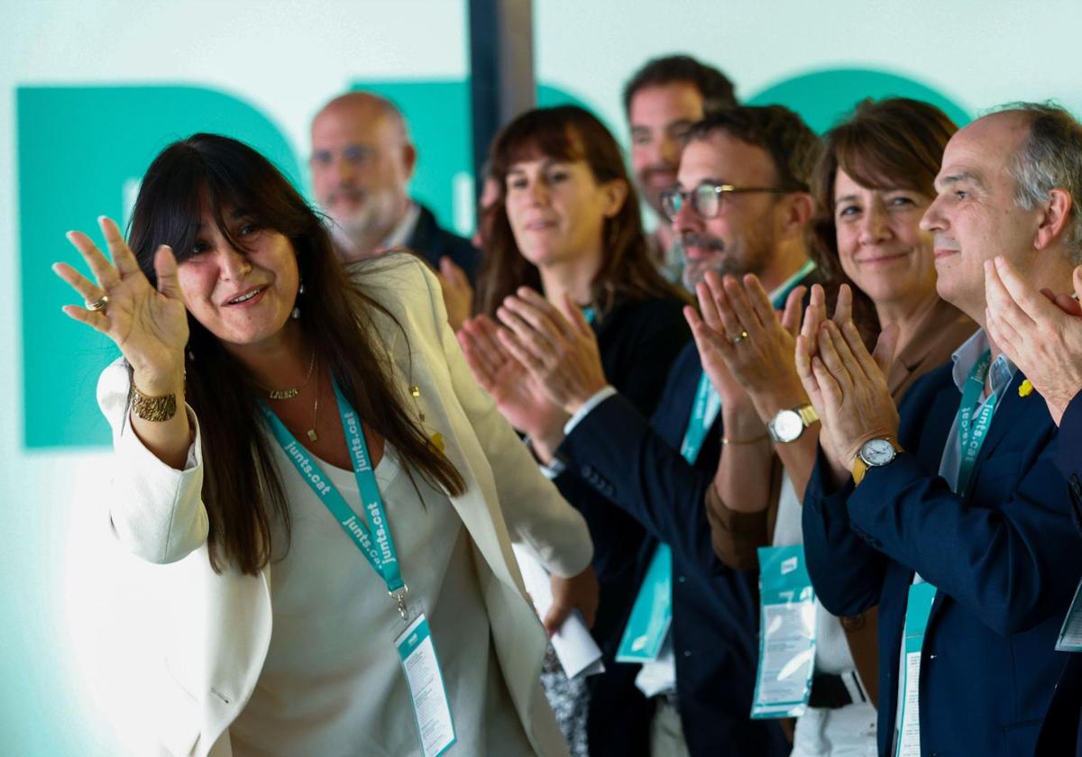 La presidenta de JxCat, Laura Borràs (i), saluda tras su último discurso en el cargo ante de mirada del secretario general Jordi Turull (d) en 2024