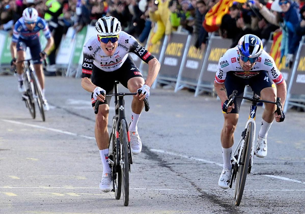 Juan Ayuso celebra su victoria ante Roglic en la Volta.