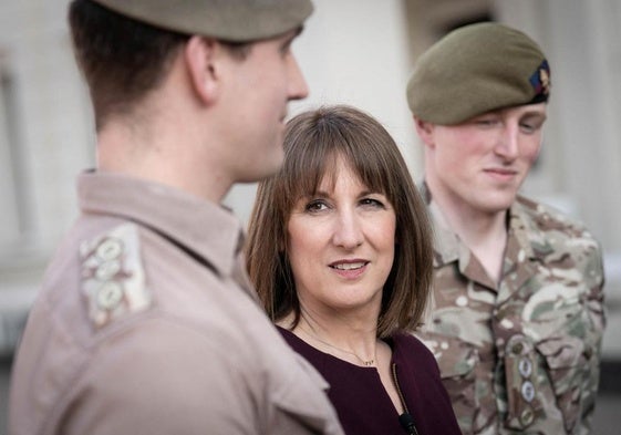 La ministra de Hacienda británica, Rachel Reeves, acudió este miércoles al Cuartel de Wellington para reunirse con personal de Defensa.