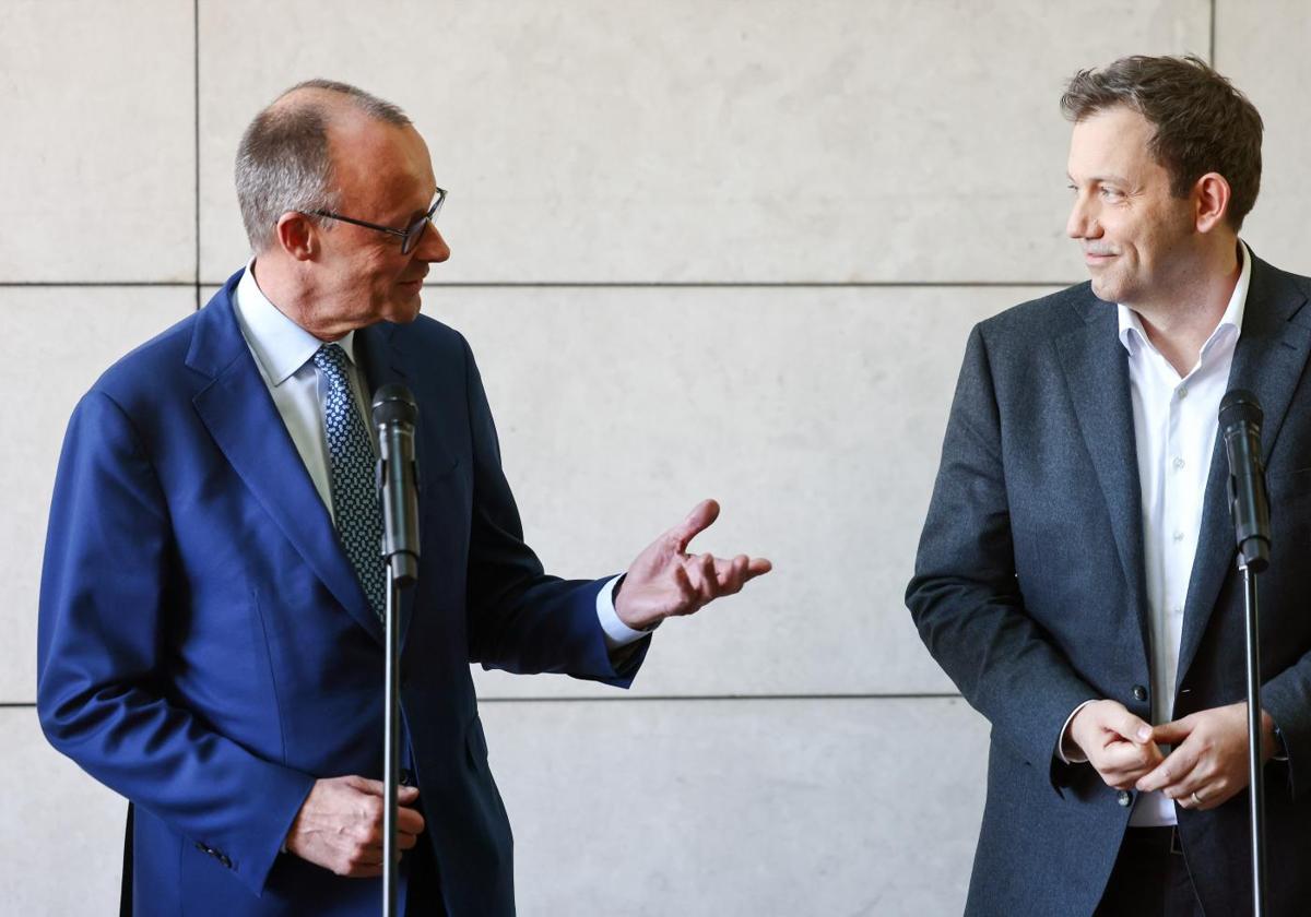 El líder de la CDU y próximo canciller alemán, Friedrich Merz, y el dirigente del SPD Lars Klingbeil, este viernes en Berlín.