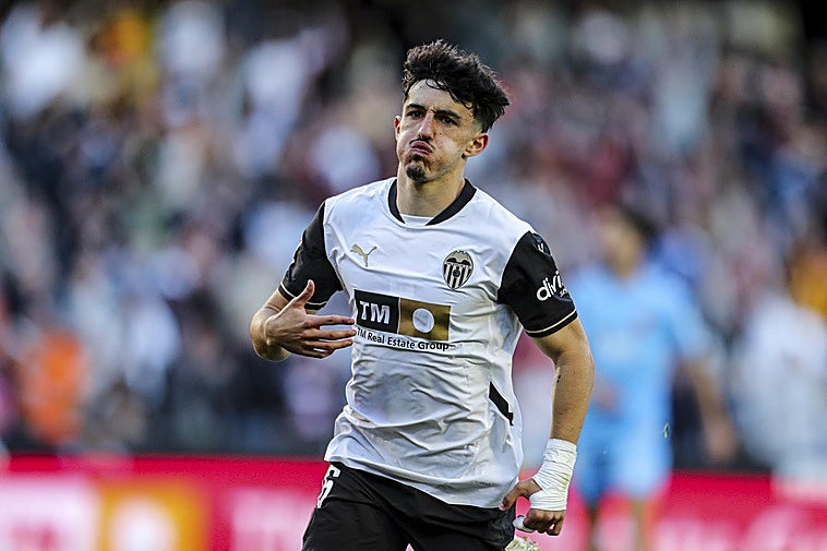 Diego López aleja al Valencia del descenso