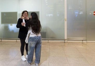 Llega a España Fátima Ofkir, la joven catalana amnistiada tras pasar 7 años en una prisión de Omán