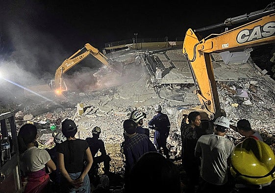 Labores de rescate en la ciudad de Mandalay, en Nyanmar.