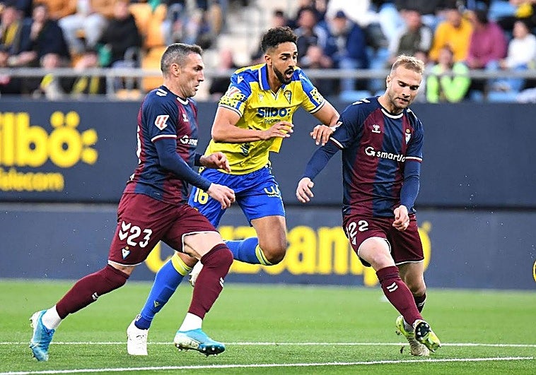 Cádiz y Eibar, en tierra de nadie tras un empate sin goles