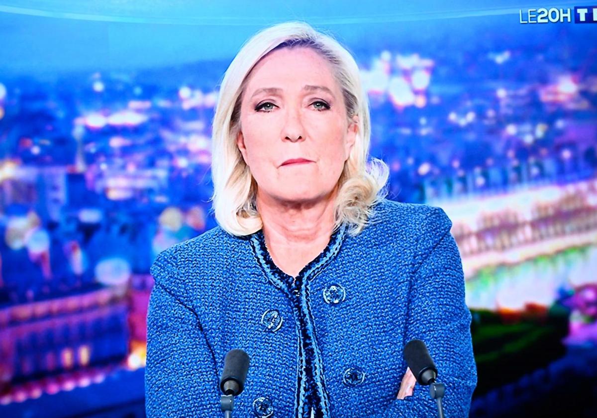 Marine Le Pen, en actitud desafiante al ser entrevistada este lunes.