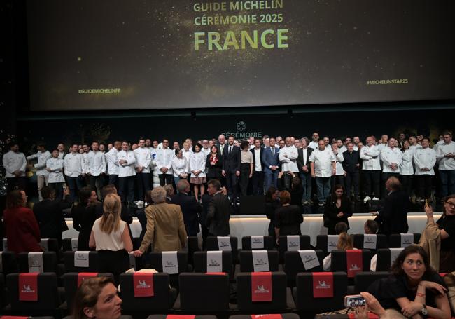 Foto de familia de todos los chefs galardonados en la presentacion de la guía Michelin de Francia 2025.