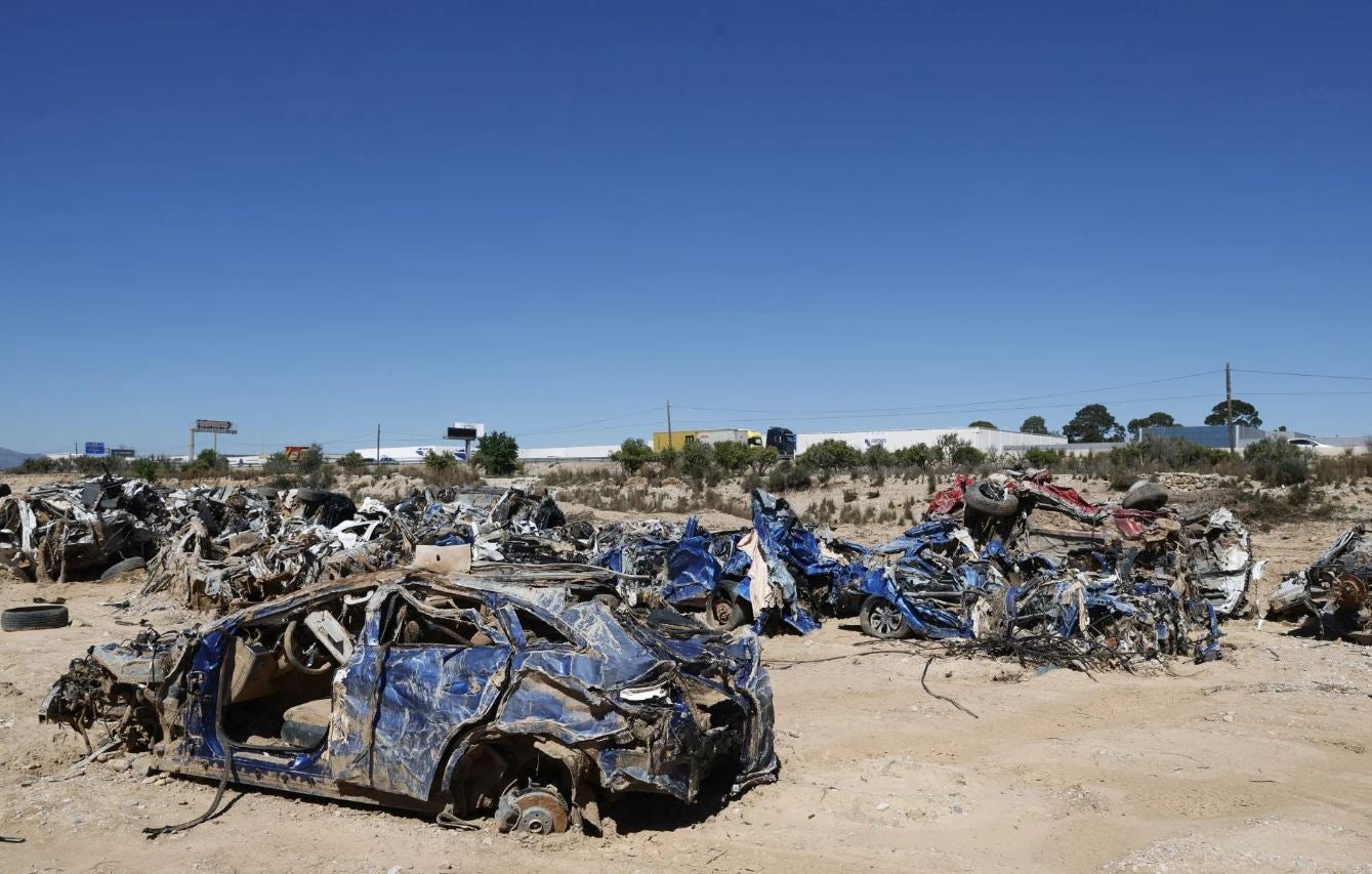 El estado de los vehículos impide identificar su marca.