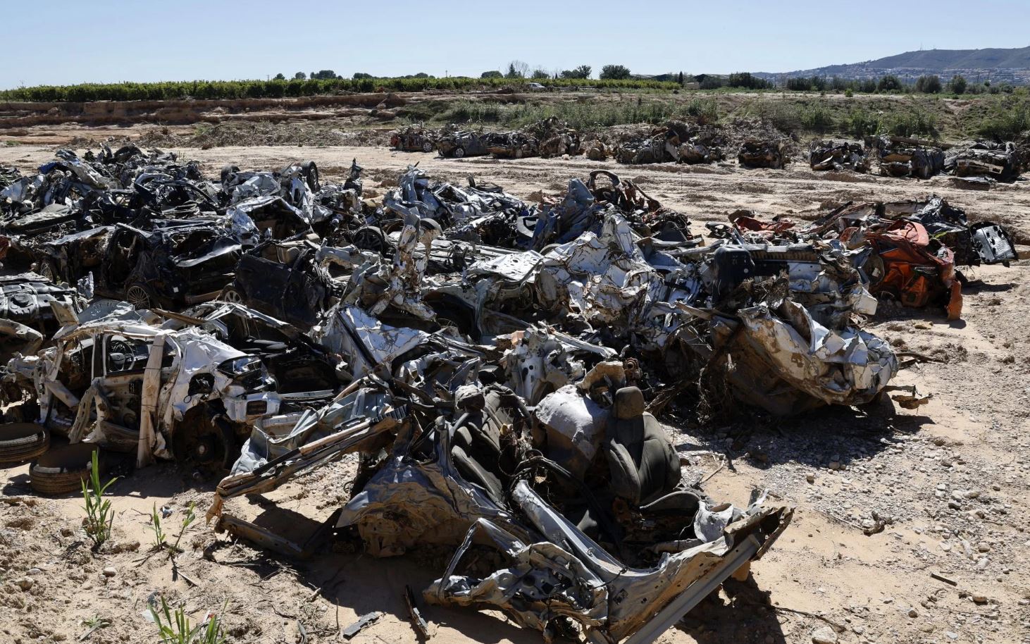 En los márgenes del barranco se acumulan toneladas de chatarra.