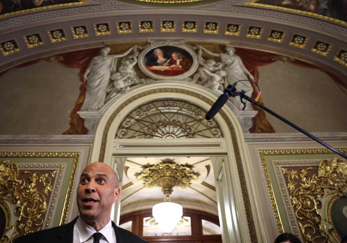 El senador demócrata por Nueva Jersey Cory Booker habla con la prensa al salir de la Cámara del Senado tras su intervención este martes en el Congreso estadounidense.