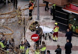 Efectivos de los Bomberos en el incendio mortal de Alcorcón