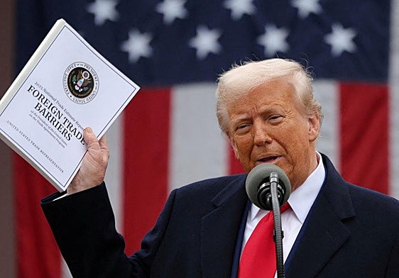 El presidente estadounidense, Donald Trump,. exhibe el documento oficial con la orden ejecutiva de los nuevos aranceles.