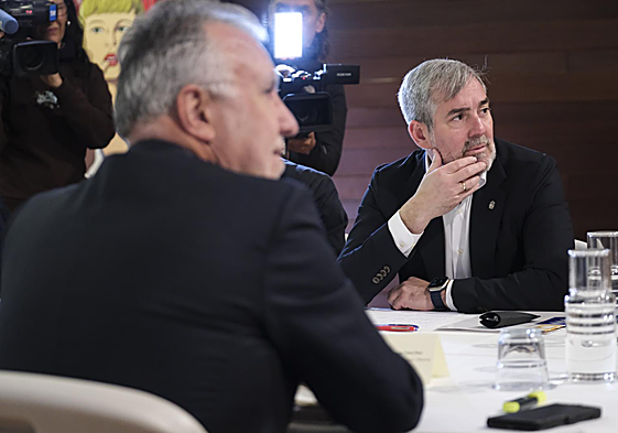 El presidente de Canarias, Fernando Clavijo, y el ministro de Política Territorial, Ángel Víctor Torres