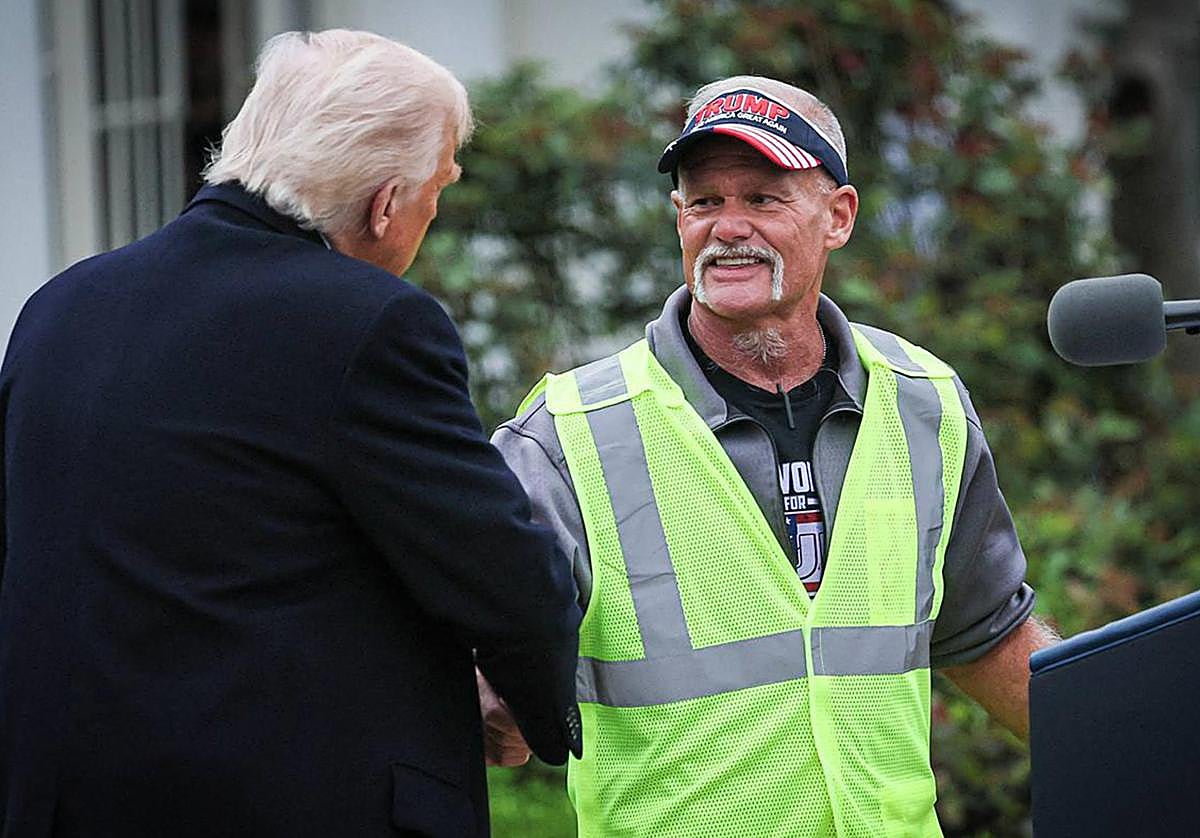 Banderas y obreros: la populista puesta en escena de Trump