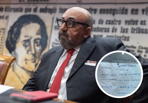 Koldo García, durante su comparecencia en la comisión del Senado, junto a una de las notas investigadas.
