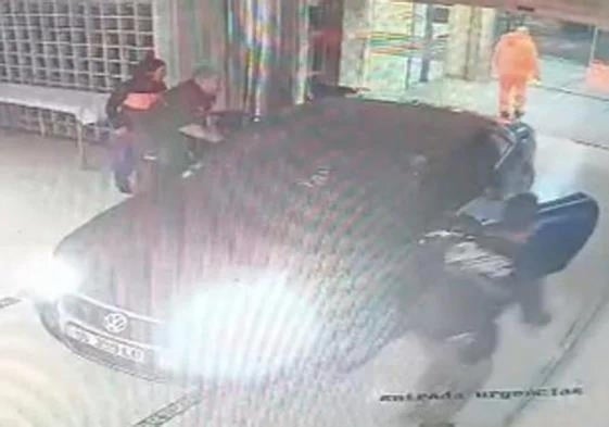 Imagen del vehículo en el interior de las Urgencias del Hospital de la Axarquía, esta pasada madrugada.