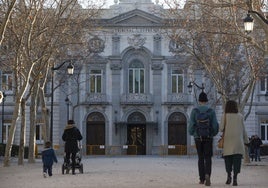 Varias familias pasean ante la fachada principal del Tribunal Supremo.
