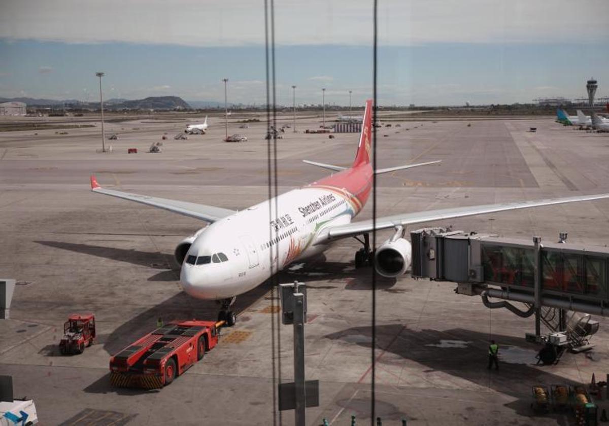 Un incendio ya extinguido en una terraza del aeropuerto del Prat provoca una columna de humo