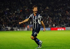 Sergio Canales celebra un gol con los Rayados de Monterrey.