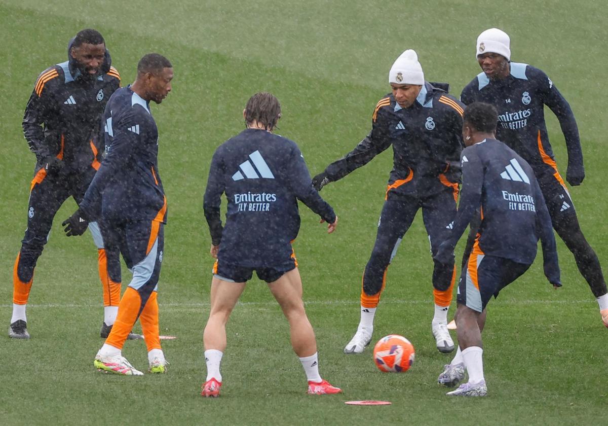 Real Madrid players preparing for the match against Valencia this Saturday.