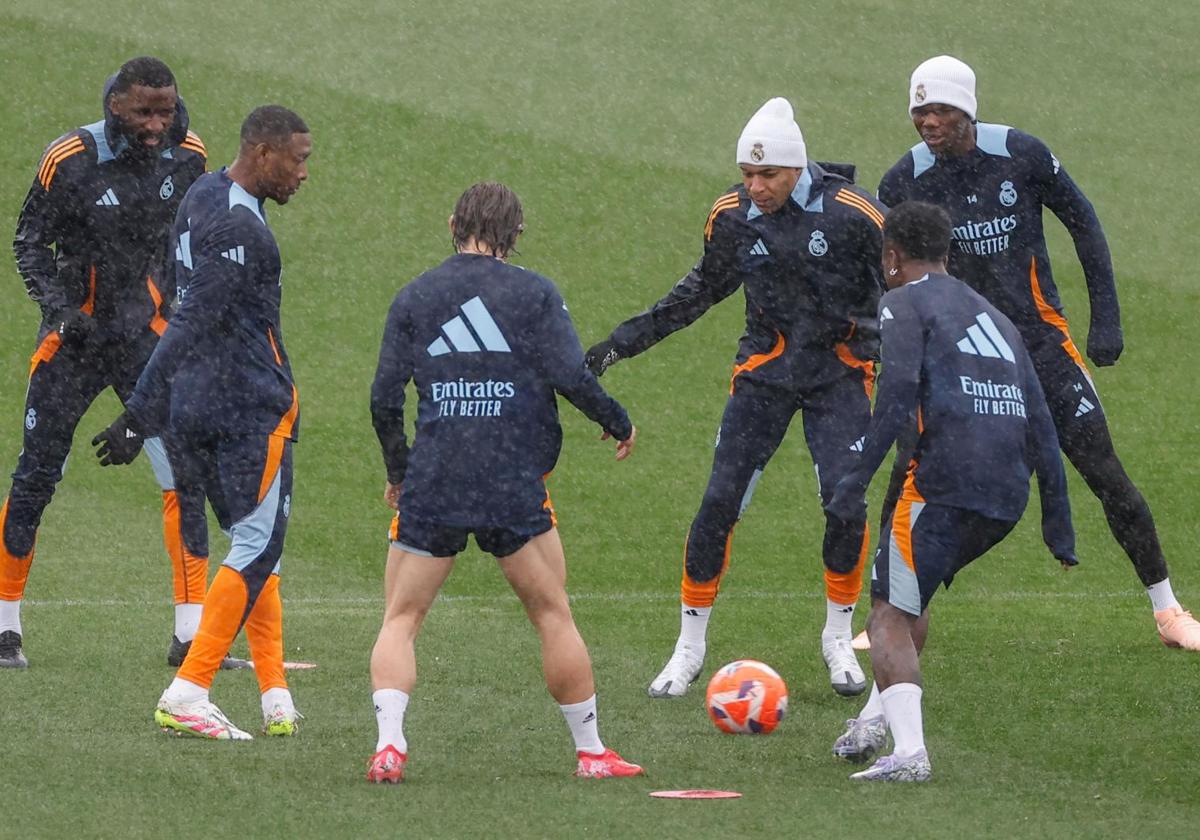 Los jugadores del Real Madrid, preparando el partido ante el Valencia de este sábado.