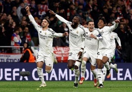 Los jugadores del Real Madrid, celebrando el pase a cuartos de final de la Champions en el Metropolitano.