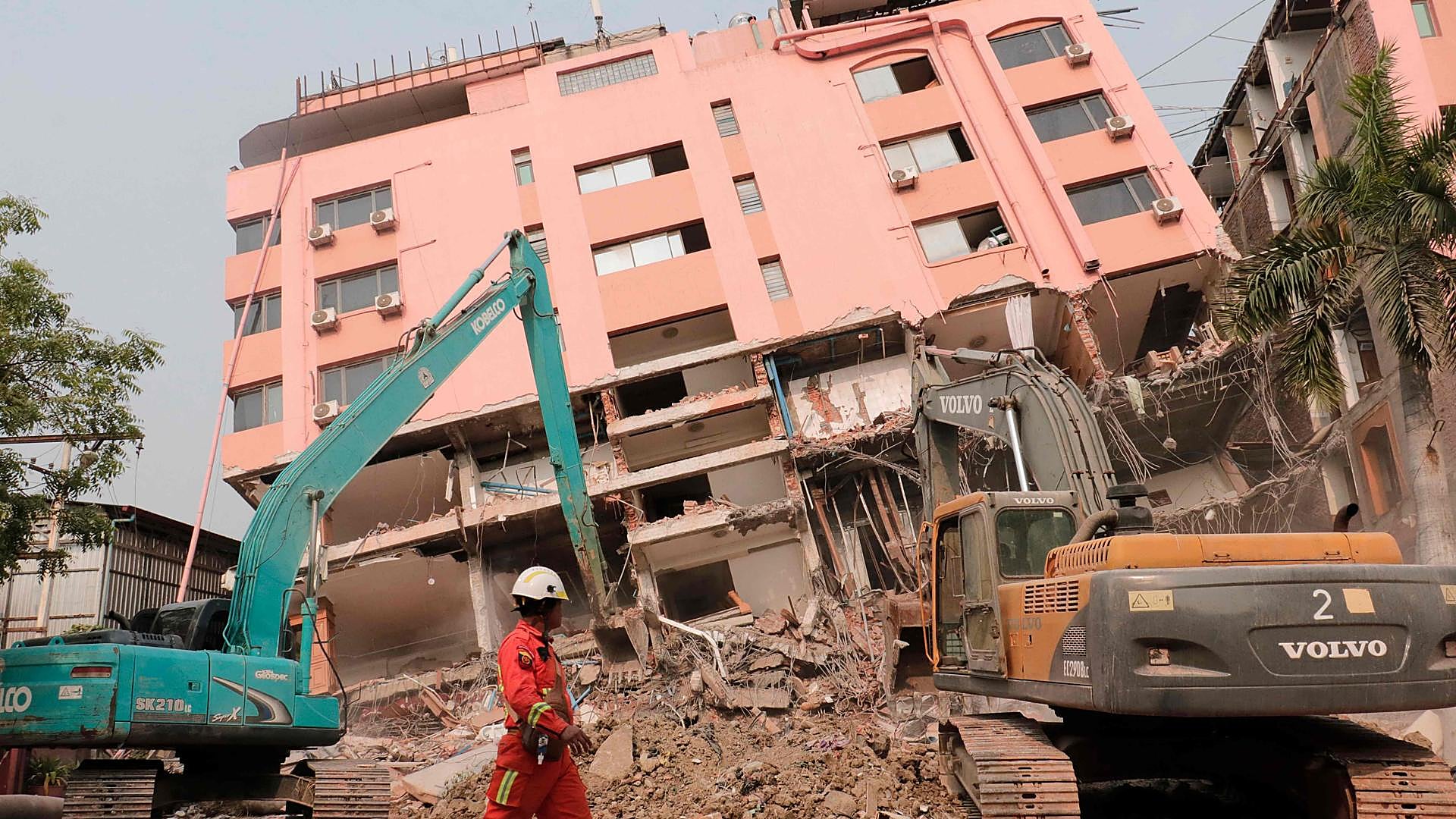 ビルマ軍は、地震の危機に対処するために反政府勢力の停戦を受け入れる