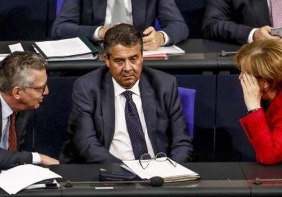 El exministro alemán de Exteriores Sigmar Gabriel, en el centro de la imagen, en una imagen de archivo.