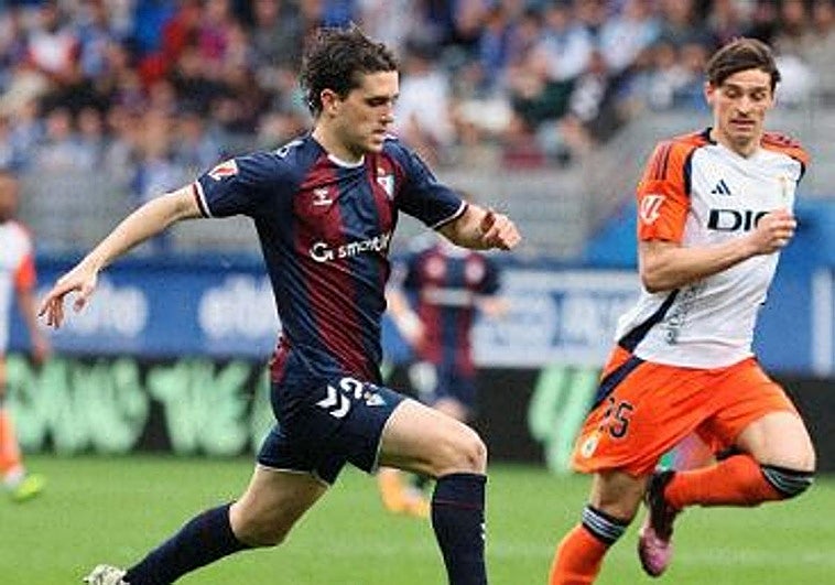 El portero del Eibar resta dos puntos al Oviedo marcando un golazo en el descuento