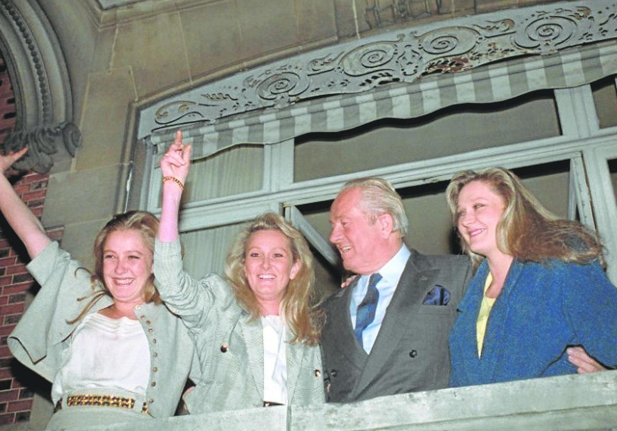 Jean-Marie Le Pen junto a sus tres hijas en una fotografía de 1988 en París.