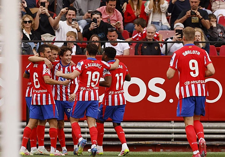 Los jugadores del Atlético felicitan a Pablo Barrios tras lograr el gol del triunfo ante el Sevilla.