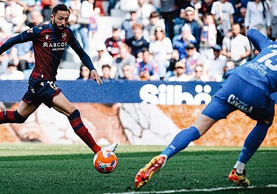 El Levante vence al Racing en la batalla por la cumbre