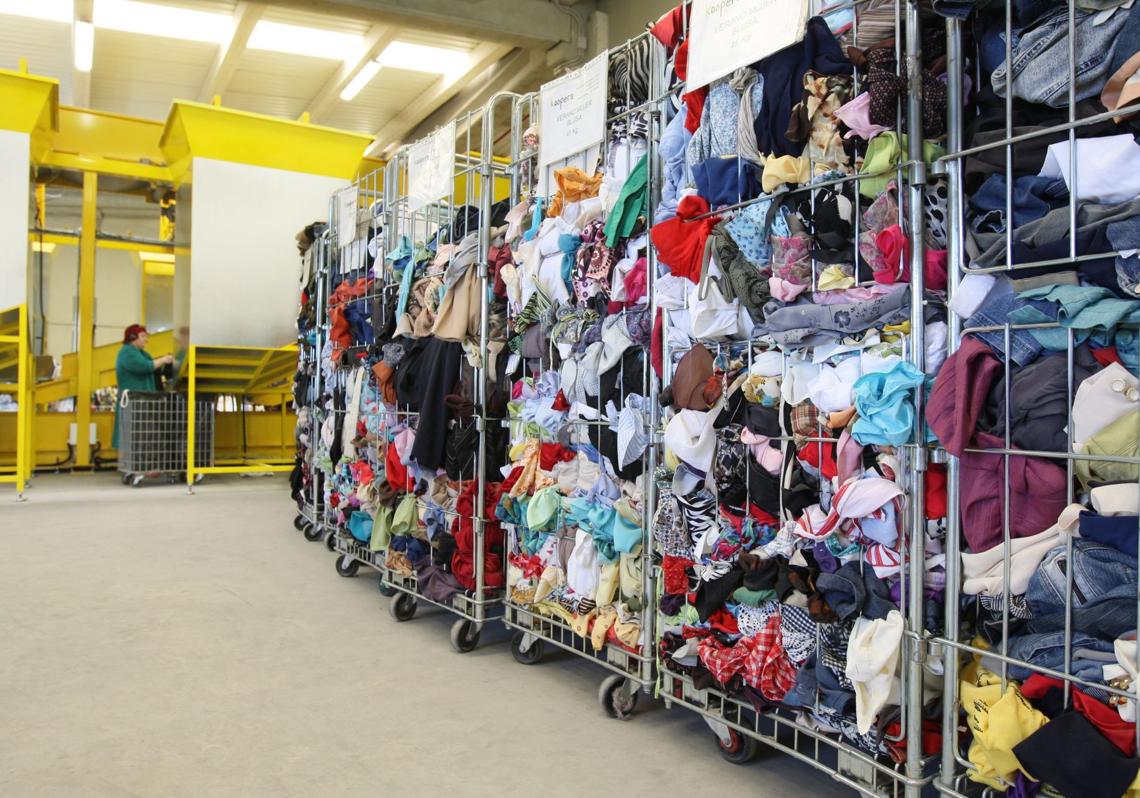 Las empresas de reciclaje de ropa, como la de la foto, se integrarán en el nuevo sistema.