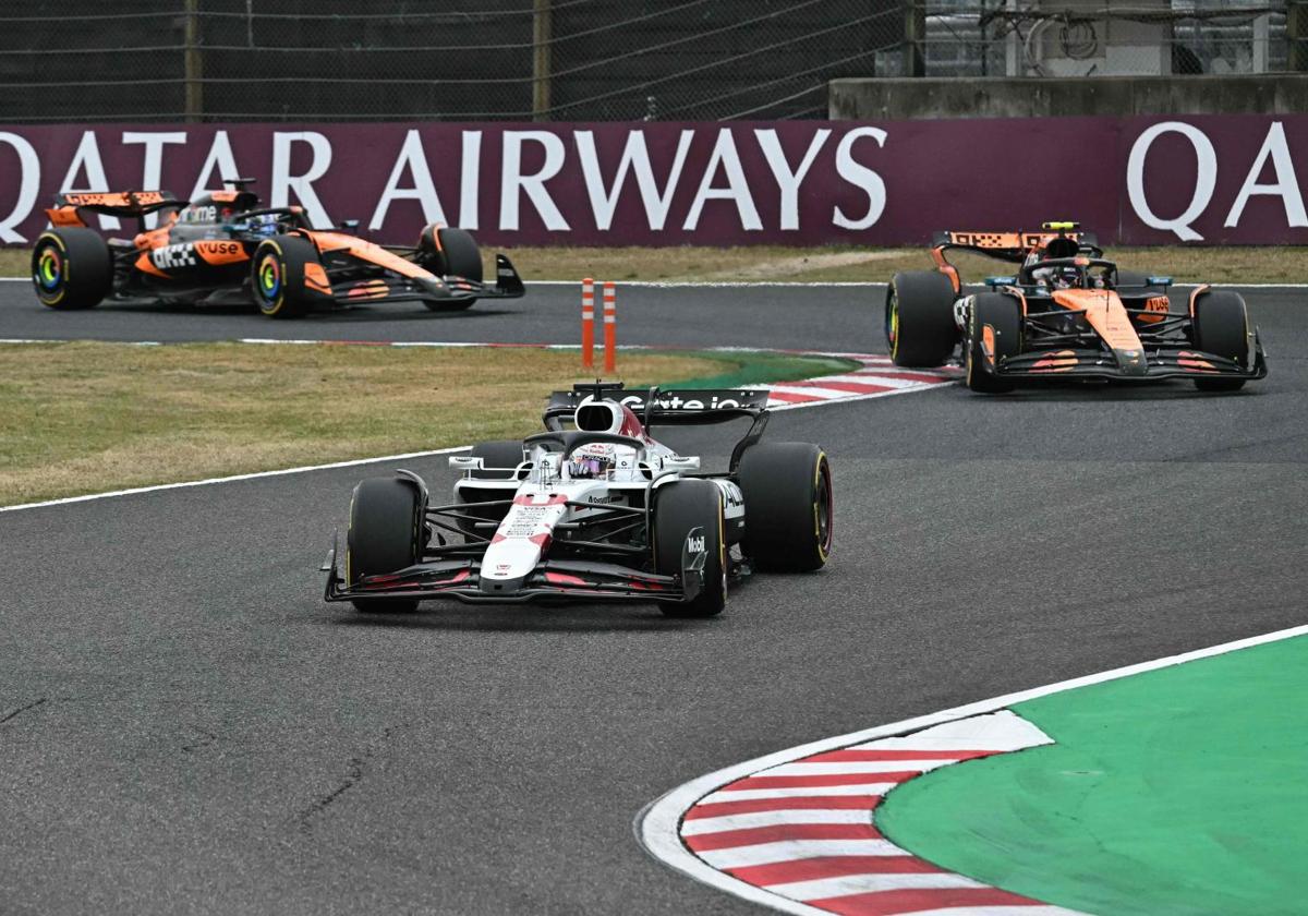 Max Verstappen seguido de los McLaren de Norris y Piastri.