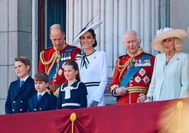 El príncipe Guillermo y Kate Middleton con sus hijos -Jorge, Luis y Carlota-, junto al rey Carlos III y la reina Camilla en el balcón del palacio de Buckingham.