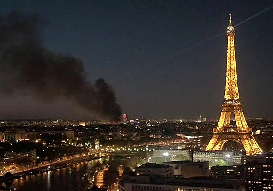 Una columna de humo negro emerge sobre el cielo de París.