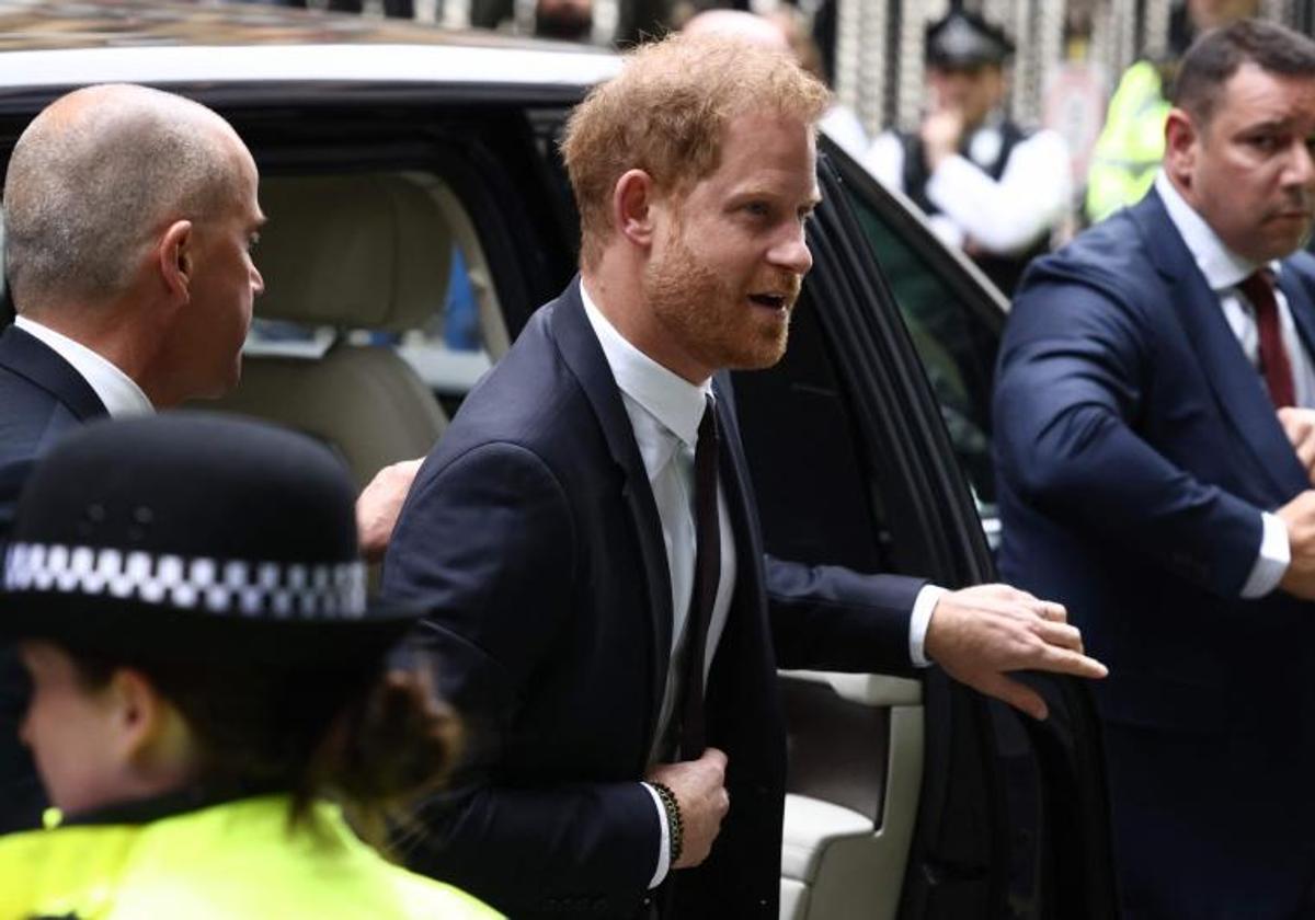 El príncipe Enrique, a su llegada a un juicio en Londres.