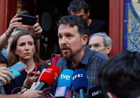 Pablo Iglesias atiende a los medios delante de su taberna en Madrid antes de la presentación del libro.