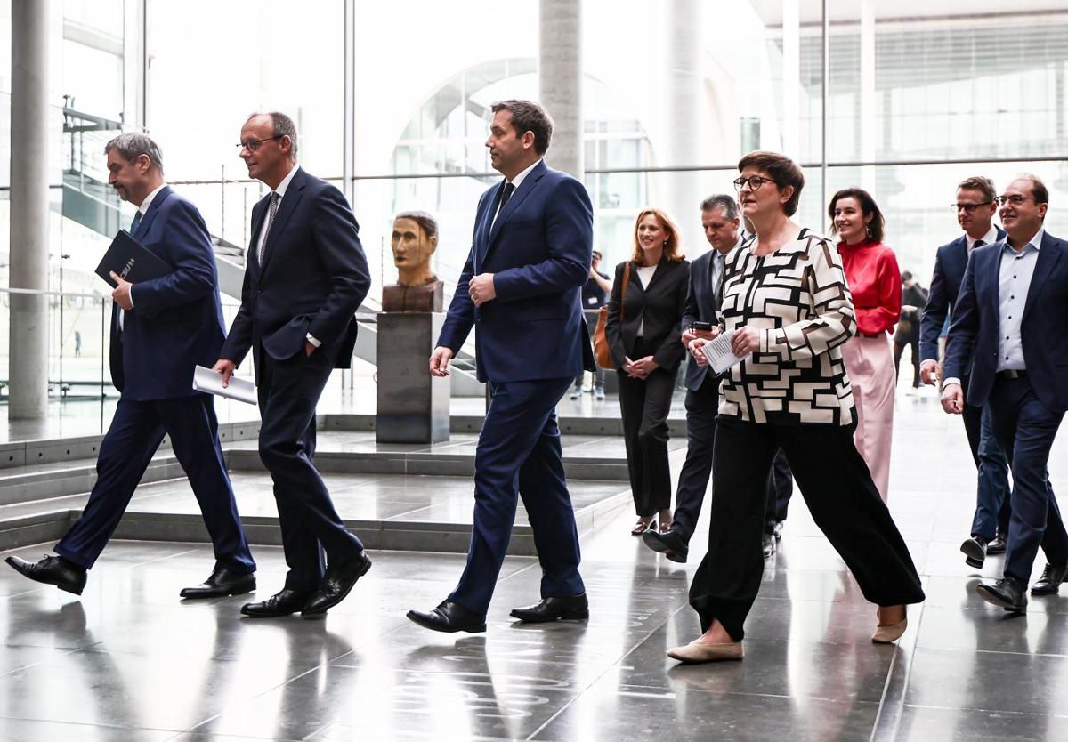 Markus Söeder (CSU), Friedrich Merz (CDU) y los socialdemócratas Lars Klingbeil y Saskia Esken tras firmar el acuerdo de Gobierno.