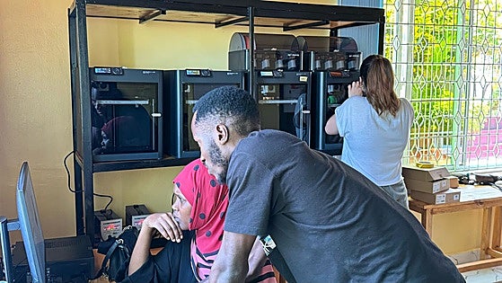 La ONG española Ayúdame3D crea el primer laboratorio 3D en Tanzania para entregar prótesis de forma gratuita