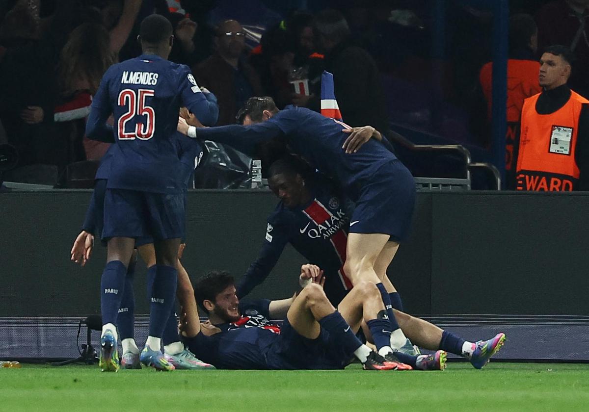 Kvicha Kvaratskhelia celebrates with teammates after scoring PSG's second goal.