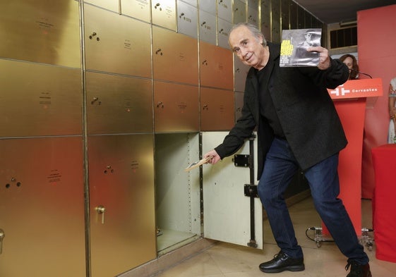 Serrat deposita en una caja de seguridad el primer disco que grabó.