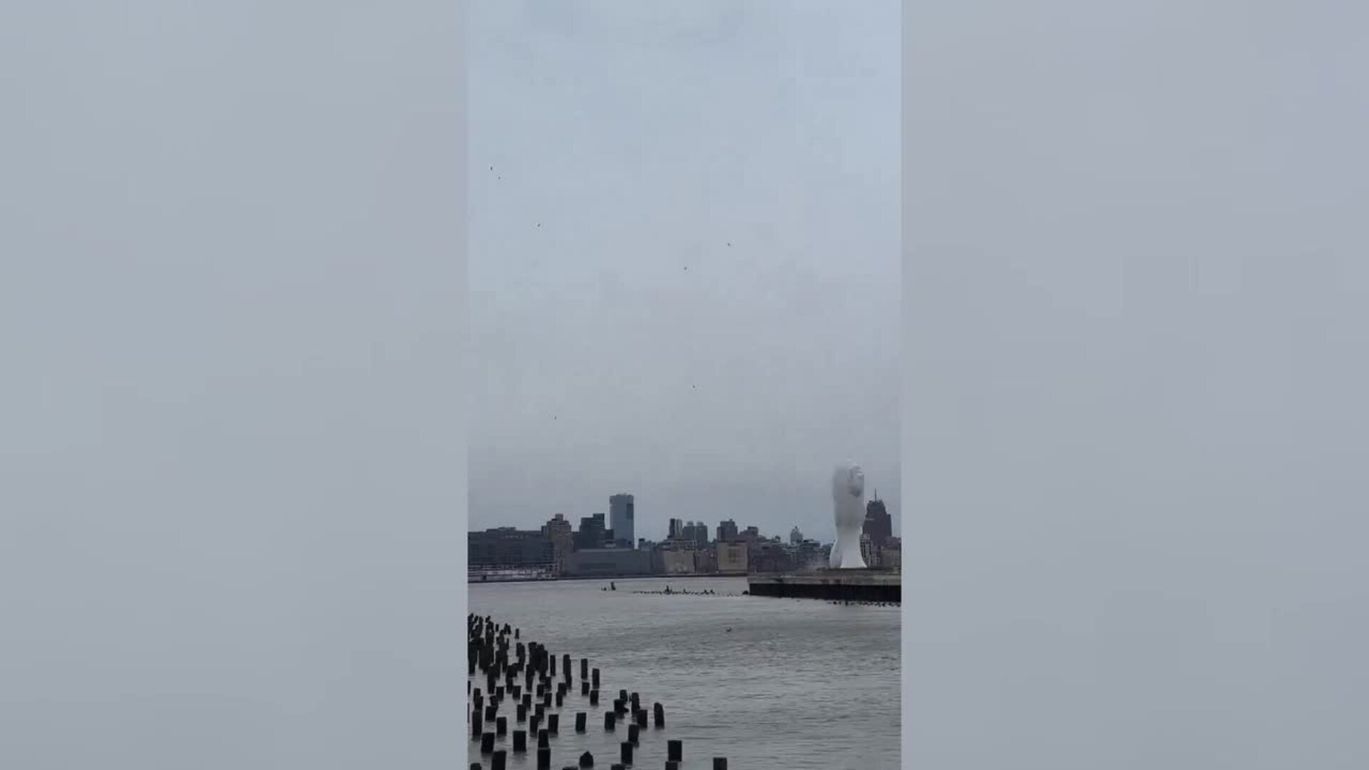 Mueren cinco turistas españoles en Nueva York al estrellarse un helicóptero en el río Hudson
