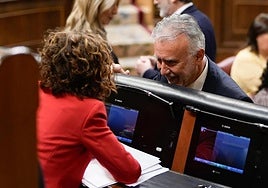 La vicepresidenta primera, María Jesús Montero, y el ministro de Memoria Democrática, Ángel Víctor Torres, este jueves en el Congreso.