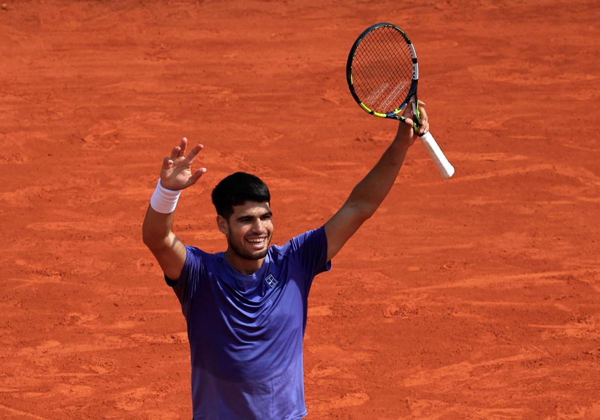 Carlos Alcaraz celebrates his victory over Arthur Fils in Monte Carlo.