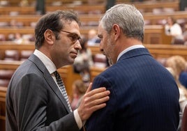 El ministro de Economía, Comercio y Empresa, Carlos Cuerpo, y el diputado del PP, Juan Bravo, durante la sesión de control al Gobierno.