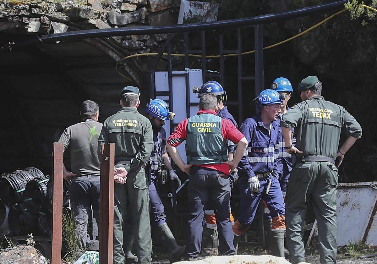 Investigadores, miembros de la brigada de salvamento minero y Policía Judicial de la Guardia Civil, en el exterior de la mina de Cerredo.