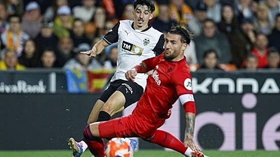 El Valencia prosigue su remontada a costa de un Sevilla en caída