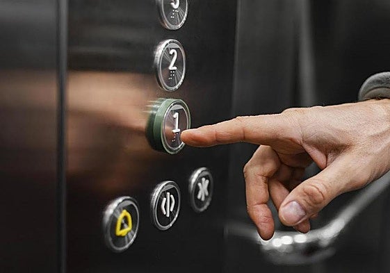 Una persona llama al ascensor.