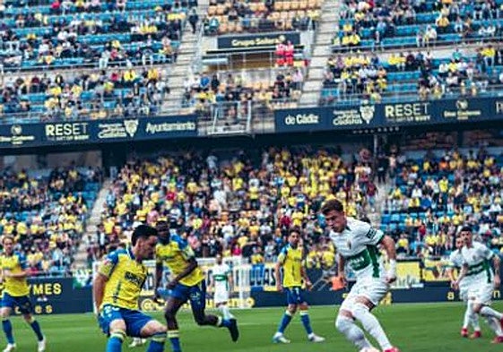 El Elche se asienta en el liderato tras imponerse en Cádiz