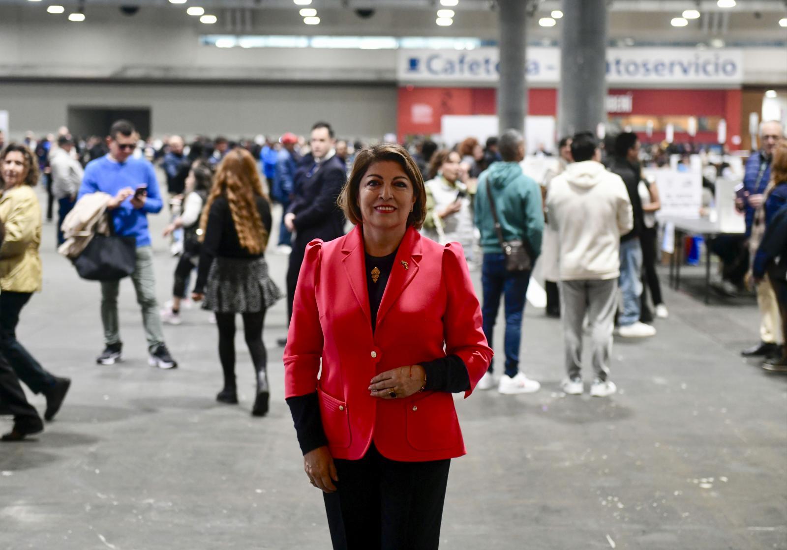 La embajadora ecuatoriana Wilma Andrade, en el centro de votacion del Ifema.
